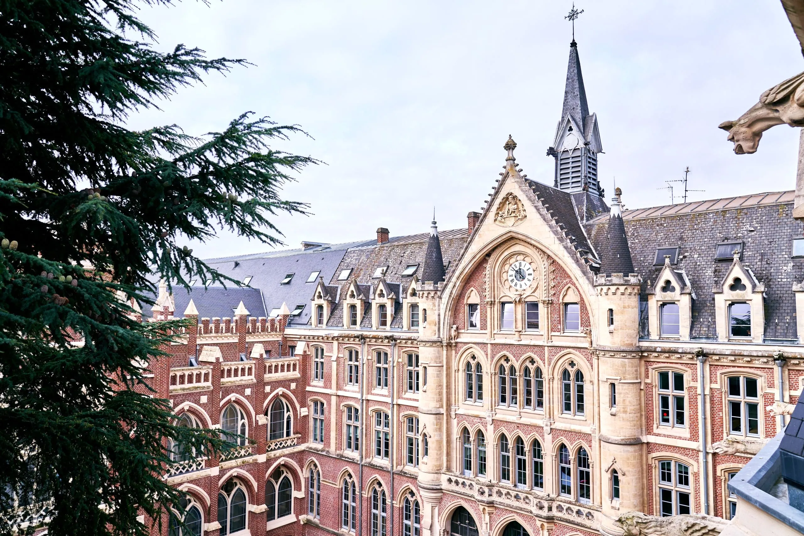 Cour intérieure de l'Université Catholique de Lille, lieu du séminaire Phénoménal.